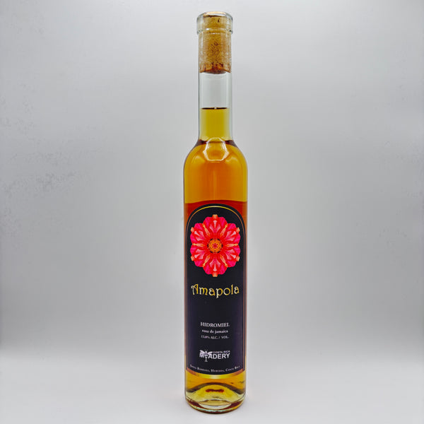 Botella de vidrio de Hidromiel Amapola (Flor de Jamaica) con corcho y etiqueta negra con flor roja de Costa Rica Meadery.