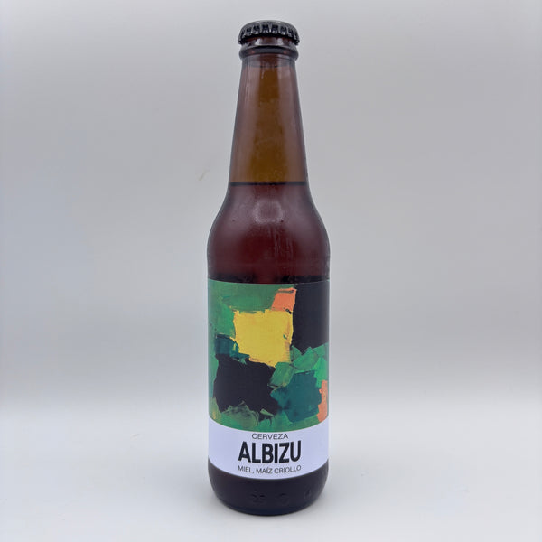 Botella de Cerveza Albizu con etiqueta ilustrada en colores abstractos sobre fondo neutro.