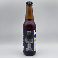 Vista lateral de la botella de Cerveza Ecléctica mostrando en la etiqueta los descriptores Aromático, Complejo y Único, junto con el logo de Costa Rica Meadery y un código QR sobre un fondo neutro.