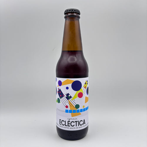 Botella de Cerveza Ecléctica con limón kaffir y malta de maíz, mostrando una etiqueta blanca con figuras geométricas de colores sobre un fondo neutro.