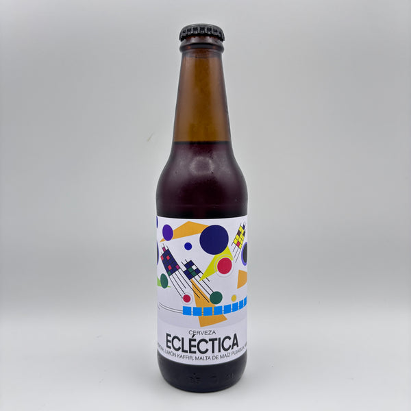 Botella de Cerveza Ecléctica con limón kaffir y malta de maíz, mostrando una etiqueta blanca con figuras geométricas de colores sobre un fondo neutro.