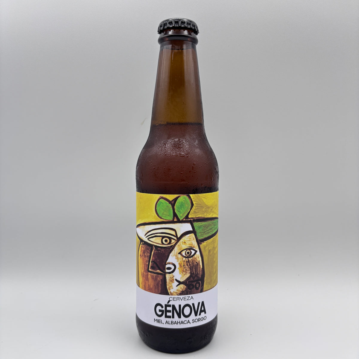 Botella de Cerveza Génova elaborada con miel, albahaca y sorgo, con una etiqueta ilustrada de estilo abstracto sobre un fondo neutro.