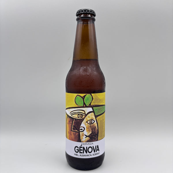 Botella de Cerveza Génova elaborada con miel, albahaca y sorgo, con una etiqueta ilustrada de estilo abstracto sobre un fondo neutro.