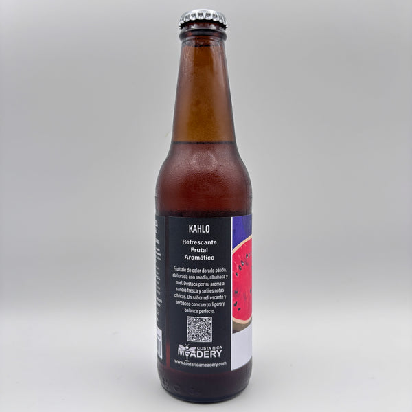 Vista lateral de la botella de Cerveza Kahlo mostrando en la etiqueta los descriptores Refrescante, Frutal y Aromático, junto con el logo de Costa Rica Meadery y un código QR sobre un fondo neutro.