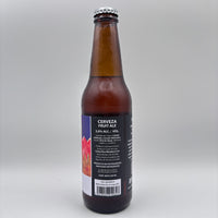 Vista trasera de la botella de Cerveza Kahlo Fruit Ale mostrando el porcentaje de alcohol (5.0% Alc/Vol), detalles del fabricante y código de barras sobre un fondo neutro.