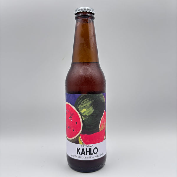Botella de Cerveza Kahlo elaborada con sandía, miel de abeja y albahaca, con una etiqueta ilustrada con rebanadas de sandía sobre un fondo neutro.