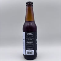 Vista trasera de la botella de Cerveza Morus Fruit Beer mostrando el porcentaje de alcohol (6.0% Alc/Vol), datos de Costa Rica Meadery y código de barras sobre un fondo neutro.