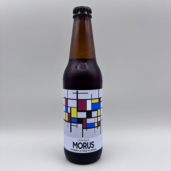 Botella de Cerveza Morus elaborada con morera y maíz pujagua, con etiqueta blanca decorada con un diseño geométrico de cuadrícula en colores sobre un fondo neutro.