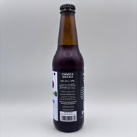 Vista trasera de la botella de Cerveza Wild Ale mostrando el porcentaje de alcohol (5.8% Alc/Vol), información de Costa Rica Meadery y código de barras sobre un fondo neutro.