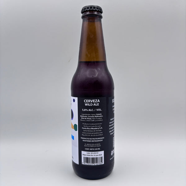 Vista trasera de la botella de Cerveza Wild Ale mostrando el porcentaje de alcohol (5.8% Alc/Vol), información de Costa Rica Meadery y código de barras sobre un fondo neutro.