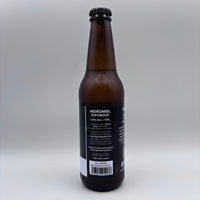 Vista trasera de la botella de Hidromiel Espumoso mostrando la contraetiqueta con el porcentaje de alcohol (7.0% Alc/Vol), detalles de Costa Rica Meadery y código de barras sobre un fondo neutro.