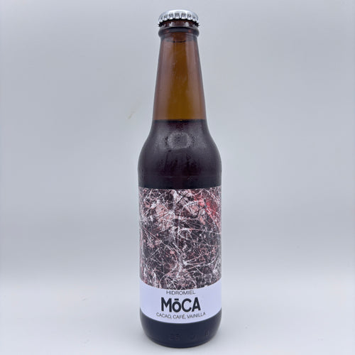 Botella de hidromiel Möca elaborado con cacao, café y vainilla, con una etiqueta con ilustración abstracta en tonos oscuros sobre un fondo neutro.