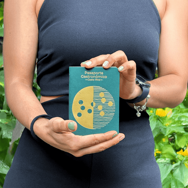 Pasaporte Gastronómico de Costa Rica en los manos