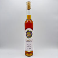 Botella estilizada de hidromiel Passiflora Rum Barrel-Aged con maracuyá, mostrando una etiqueta clara con un diseño mandálico multicolor y el logo de Costa Rica Meadery sobre un fondo neutro.