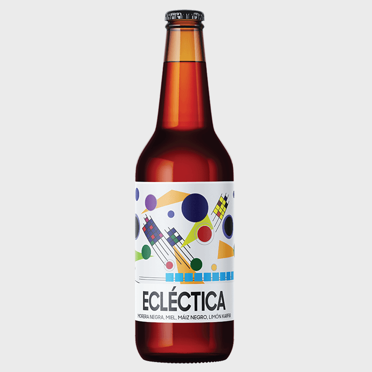 ECLÉCTICA es una cerveza artesanal estilo “wild ale” con morera negra, maíz negro, y miel.
