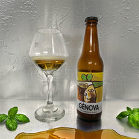 GÉNOVA es una cerveza artesanal estilo “honey basil ale” con miel, albahaca, sorgo. Copa y Botella